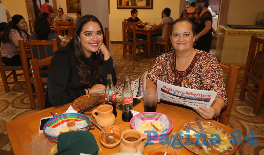 En La Mestiza compartieron el pan y la sal M&oacute;nica L&oacute;pez Cerb&oacute;n, reportera; y su mam&aacute; M&oacute;nica Cerb&oacute;n Murillo