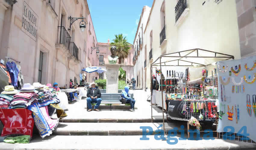 La mayoría de los puestos ubicados en distintos callejones como el de La Moneda, El Callejón de Cuevas, La Plaza Genaro Codina, entre otros portaban cubre bocas o caretas para evitar contagios (Foto: Merari Martínez)