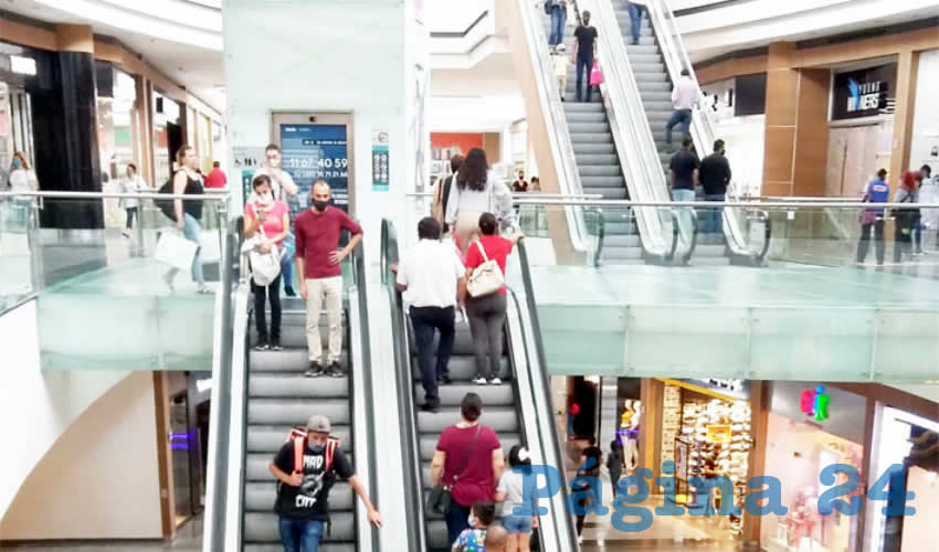 Cuando las personas ingresan a las plazas comerciales se les toma la temperatura, hay gel antibacterial y tapete sanitizante; al pasar el filtro, la mayoría se quita el cubrebocas y anda como si nada/Foto: Francisco Tapia