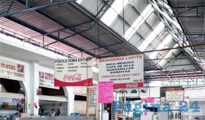 El gobierno de Ismael del Toro está dejando caer los mercados municipales; ejemplo de ello es el Cuarto Centenario, ubicado en los alrededores de Enrique Díaz de León, Federalismo y Jesús García. Cuando llueve, cae más agua adentro que afuera y los pasillos del lugar se convierten en ríos/Foto: Francisco Tapia