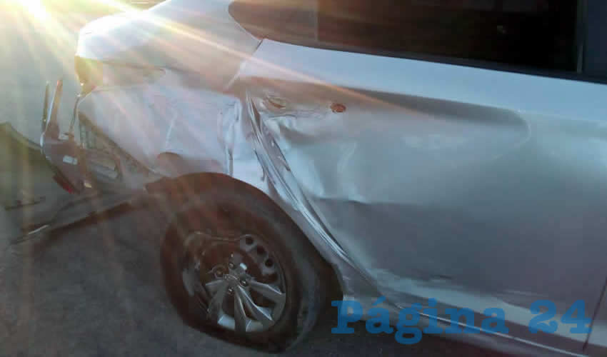 El jovencito estrelló su jaca de acero Italika contra un coche Hyundai Accent gris, modelo 2018