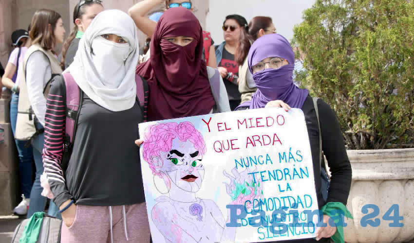 Las mujeres víctimas de violencia familiar, explicó Adriana Rivero, se definen en dos tipos: las que están viviendo violencia y requieren salir del círculo y las sobrevivientes de la violencia, que es cuando ya pueden hablar de la violencia que vivieron y son resilientes, es decir, ya pueden exponer su caso para ayudar a otras mujeres