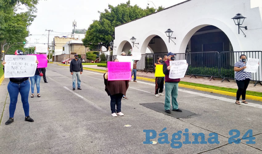 Decenas de habitantes de este fraccionamiento zapopano se plantaron afuera de Casa Jalisco para exigir al gobernador que tome acciones en el caso del grave desabasto de agua, pues las autoridades municipales no han podido resolver el problema/Fotos: Elizabeth Ríos Chavarría