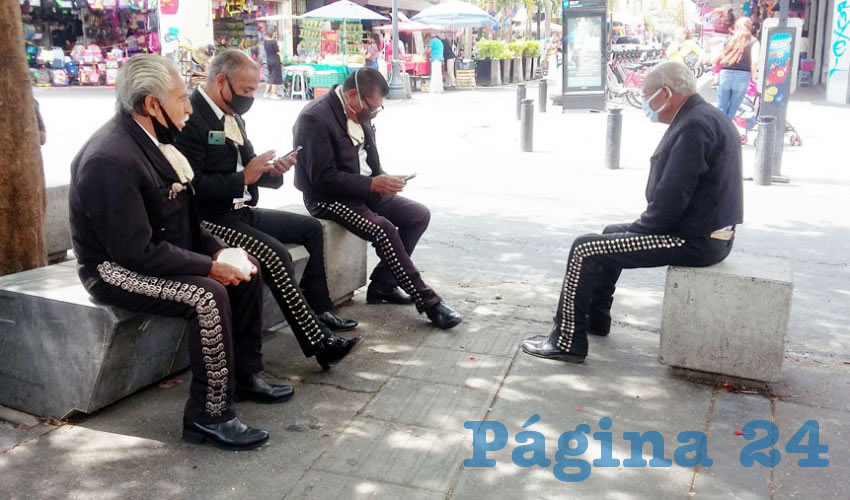 En Plaza de los Mariachis, ubicada en pleno centro de Guadalajara, las cosas lucen desoladoras; hay escasa clientela que contrate a los grupos musicales, esto debido a las condiciones sanitarias impuestas por la pandemia/Foto: Francisco Tapia