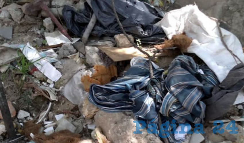 El ayuntamiento de Tonalá hace su parte al recoger las bolsas que los tiangueros de la colonia Jalisco junta; sin embargo, cada semana se encuentran con que algunos cochinos inconscientes vuelven a dejar sus bolsas con basura, muebles viejos, animales muertos e incluso escombros en el lugar/Foto: Francisco Tapia