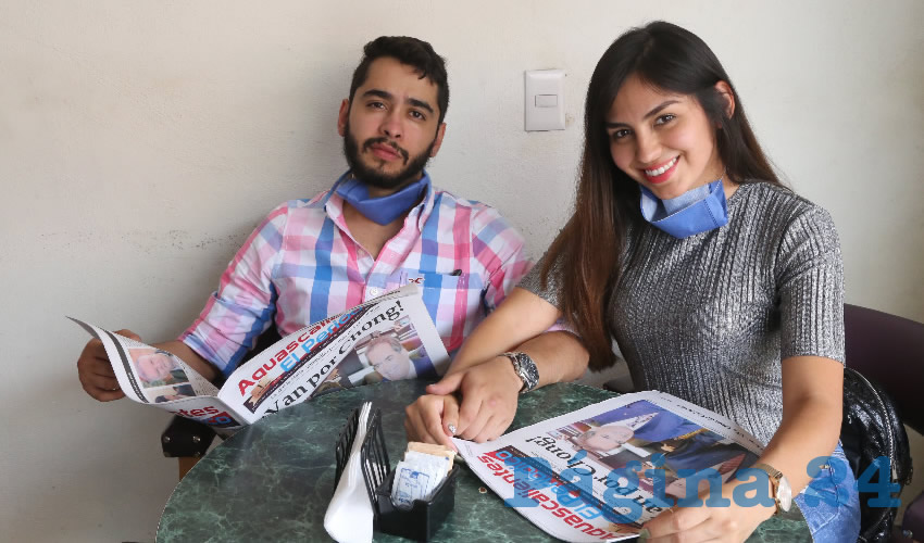 En Caf&eacute; San Antonio platicaron Alex Oropeza Longoria y Frida Swain Reyes 