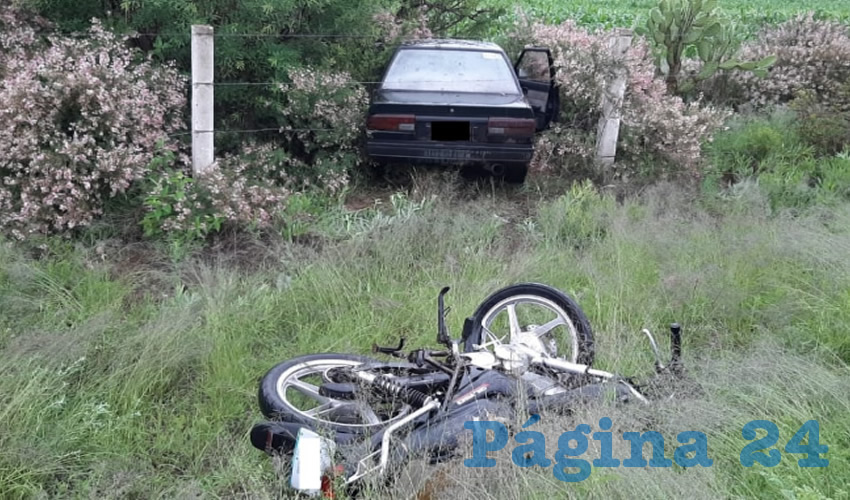 En la carretera estatal 13 se registró el desigual choque entre un Nissan Tsuru y una jaca de acero Honda