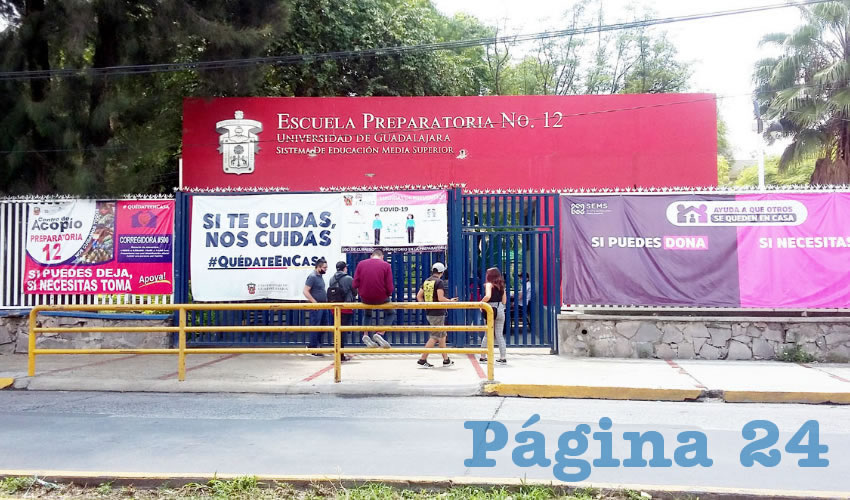 Como parte de las “medidas de protección”, la UdeG anunció que evitaron las filas colocando los nombres de los aspirantes en las butacas donde debían realizar sus exámenes, además de que entregaron a los alumnos paquetes con cubrebocas, lápiz y borrador/Foto: Francisco Tapia
