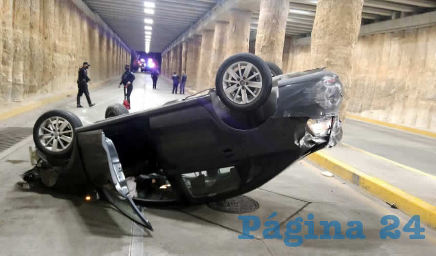El automóvil Volkswagen Vento chocó contra el muro y se volcó sobre su toldo, deslizándose por más de 100 de metros en esa posición