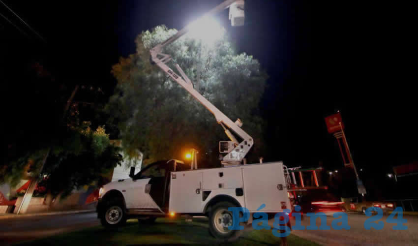 Siguiendo los protocolos de prevención de la salud derivados del COVID-19, el equipo de Servicios Públicos realizó un recorrido de supervision previo al encendido de las luminarias que se suman a la rehabilitación del alumbrado público en 40 vialidades como la avenida Cinco Señores, Calzada de los Deportes, avenida México, entre otras que ahora cuentan con óptima iluminación