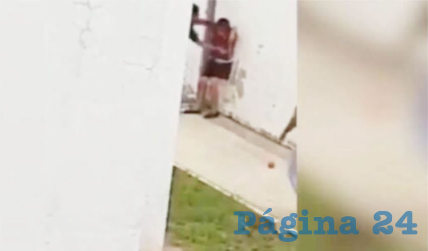 En el escabroso video, se observa cuando una persona acorrala a la víctima, de aproximadamente 12 años, y le da un puñetazo en el estómago. Enseguida otro sujeto sacude al menor hasta derribarlo, lo que provoca el llanto de éste. En respuesta, el hombre se coloca encima del pequeño y al parecer continúa golpeándolo/Foto: Captura de Video