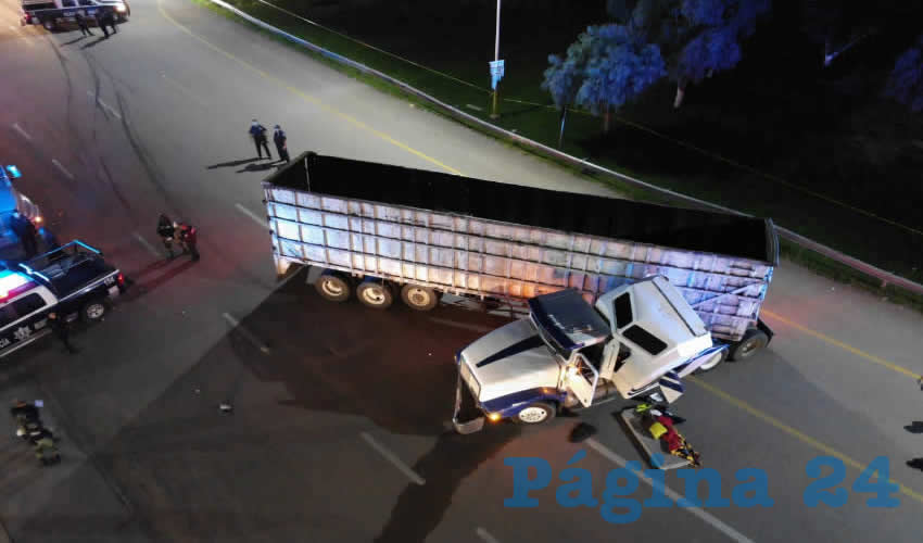La unidad, con las neumáticos reventados a balazos, fue obligada a detenerse sobre la carretera federal 45 norte, en Rincón de Romos
