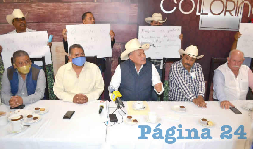 En conferencia de prensa, Felipe Pinedo Hernández, líder del Frente Popular de Lucha por Zacatecas (FPLZ), expuso que el frijol que está sucio tiene un precio bajo, pero el que se benefi cia se le quitan impurezas y tiene un precio mayor (Foto Merari Martínez)