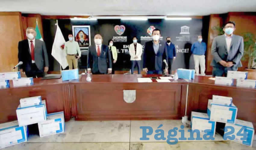 Autoridades del ayuntamiento capitalino recibieron una donación de 40 mil cubrebocas, cinco mil pares de guantes y dos mil unidades de gel antibacterial, por parte de Iglesia de Jesucristo de los Santos de los Últimos Días, para enfrentar la contingencia sanitaria por COVID-19 (Foto Cortesía)