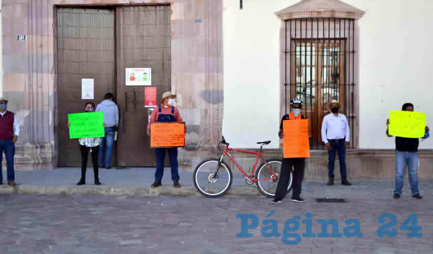 Más de 20 prestadores de servicios turísticos se manifestaron en la Plaza de Armas y afuera de Palacio de Gobierno para exigir apoyo a al gobernador Alejandro Tello Cristerna (Foto: Merari Martínez)