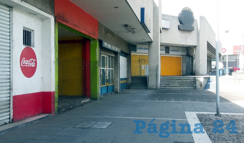 Decenas de comercios de la plaza cercana a la Central Nueva están cerrados, ante la escasez de clientes, pues si bien pasan personas por el lugar, muy pocas se detienen a consumir/Fotos: Francisco Tapia