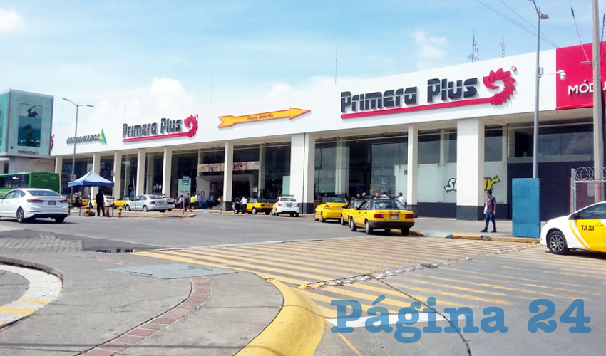 Si de por sí hay poco trabajo por efecto de la pandemia, cuando los taxistas de la Central Nueva suben pasaje tienen que dar su servicio económico, para que sea seguro. Sin embargo, lamentaron que no hay apoyos, pues les siguen cobrando por cada cliente que aborde/Foto: Francisco Tapia