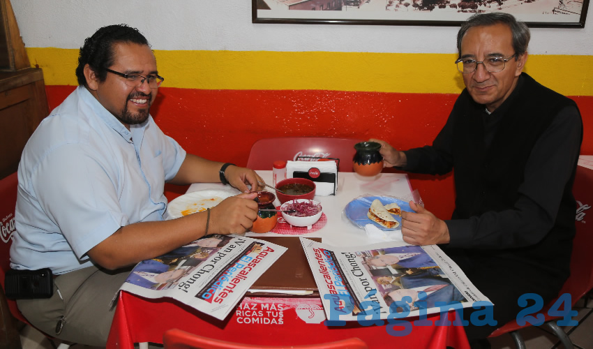 En Gorditas La Merced desayunaron los sacerdotes Juan Pablo Lechuga Rodr&iacute;guez y Ra&uacute;l Sosa Palos 