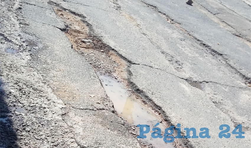 Un ejemplo severo de las calles destrozadas en Tlajomulco se puede apreciar en el cruce de Cerro de la Cruz con Cerro de Santana, en la etapa nueve del fraccionamiento Chulavista, donde se pueden apreciar enormes hoyancos que abarcan prácticamente toda la carpeta asfáltica/Foto: Francisco Tapia