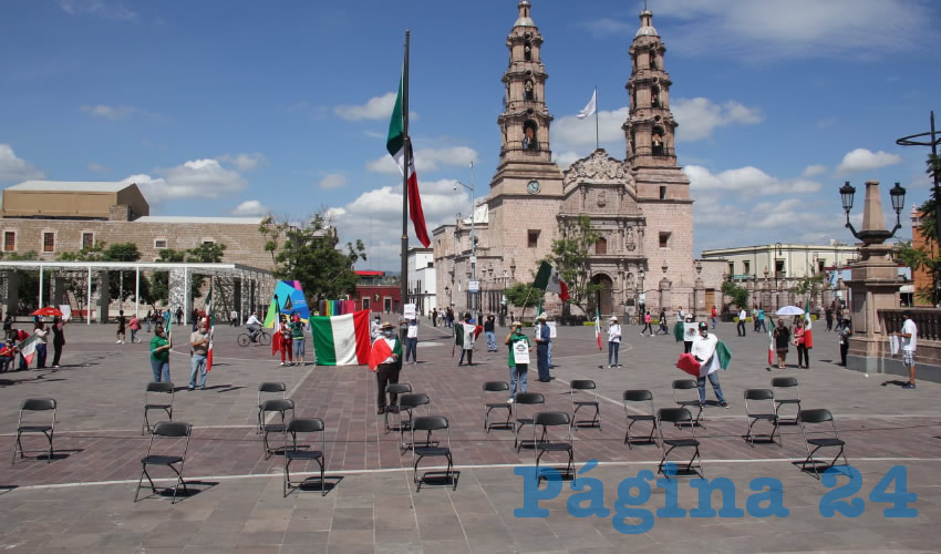 Integrantes del Frente Nacional Anti-AMLO, y las sillas vacías