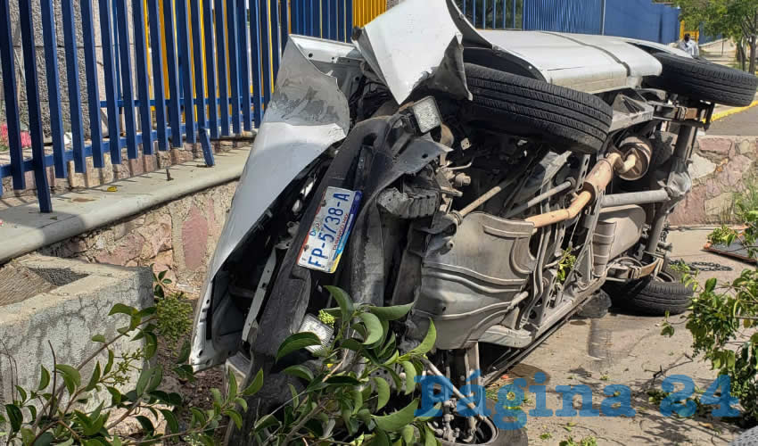 La camioneta Nissan qued&oacute; destrozada al chocar y volcarse en avenida Aguascalientes poniente