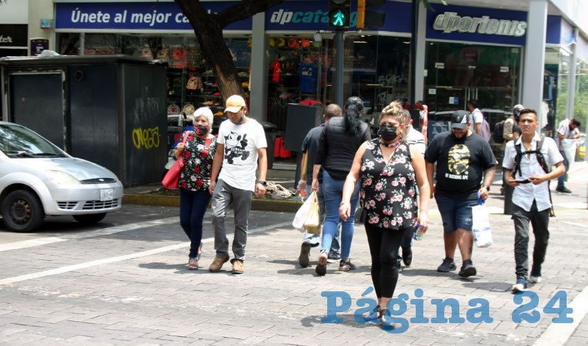 A partir de la tarde es común ver a familias enteras y hasta adultos mayores, muchos de ellos sin respetar las medidas básicas de seguridad como el uso del cubrebocas o aplicar la sana distancia, lo que podría repercutir en un aumento de casos de coronavirus en la Zona Metropolitana de Guadalajara/Foto: Francisco Tapia