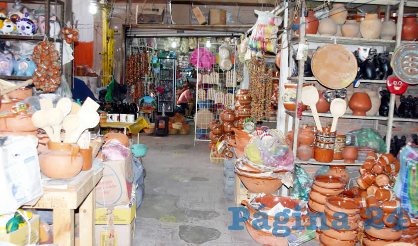 A los locatarios de este sitio ubicado en Tonalá no sólo les preocupa la falta de clientes y el escaso apoyo del gobierno; también las condiciones mismas del mercado generan molestia, pues se les inunda ante la caída de cualquier lluvia. Por esto muchos han tenido que cerrar, pues ven más pérdidas que ganancias/Fotos: Francisco Tapia