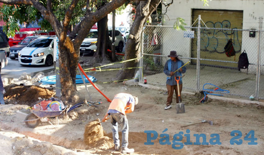 En esta parte de Guadalajara están hartos de esperar a abrir definitivamente sus negocios, pues un día sí y otro también, cruces y trozos de avenida son intervenidos por cuadrillas de trabajadores que a toda marcha terminan la línea 3 del tren/ Foto: Francisco Tapia