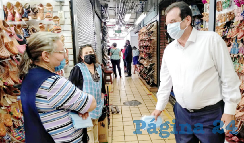 Óscar Arturo Herrera Estrada, diputado del Partido del Trabajo, impulsa la campaña “consume en tu mercado”, una estrategia con la que dice, esperaría que mejoren las escasas ventas que se registran en estos centros de comercio/Foto: Francisco Tapia
