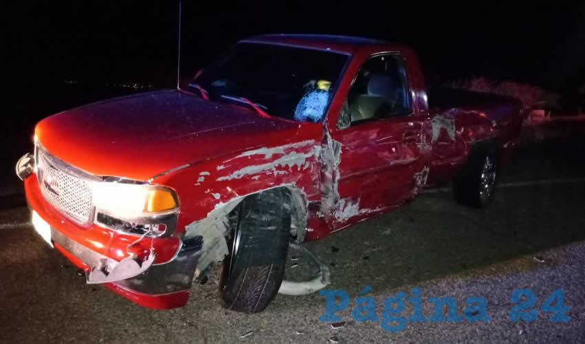 En la carretera estatal 38, la camioneta GMC Roja, que manejaba Juana “N” “N”, de 41 años, fue colisionada en su costado izquierdo por una unidad Ford blanca, que guiaba Jesús Arturo “N” “N”, de 24 años