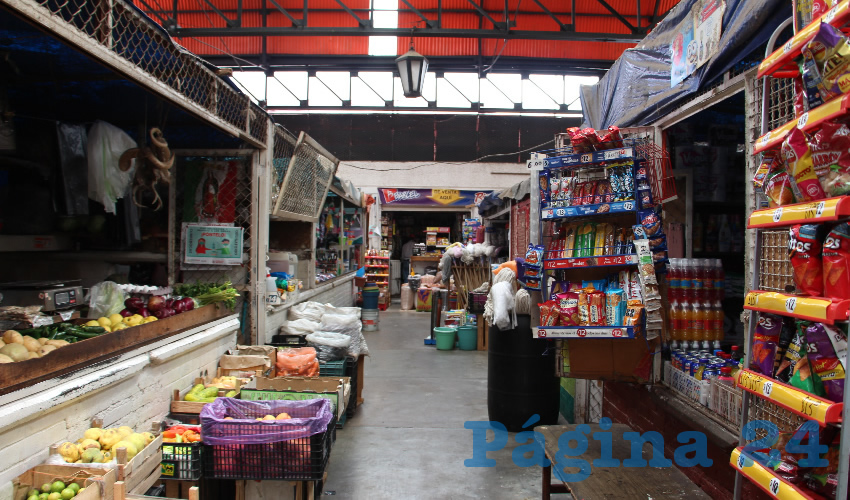 Comerciantes de diversos giros ubicados en el Mercado Roberto del Real Carranza de la capital zacatecana, continúan siguiendo los protocolos de salud y los lineamientos de las autoridades de gobierno, con la finalidad de continuar con sus fuentes de trabajo y lograr el sustento familiar (Foto: Rocío Castro Alvarado)