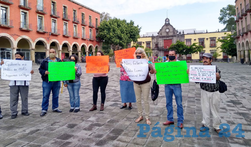 Decenas de personas se plantaron afuera de la presidencia municipal de Zapopan para recriminar al alcalde Pablo Lemus las limitadas soluciones que ha dado para dotar de agua potable al fraccionamiento Valle de los Molinos; criticaron que el histórico problema de abasto tiene al menos ocho años, pero se agudizó en los últimos meses/Fotos: Elizabeth Ríos Chavarría