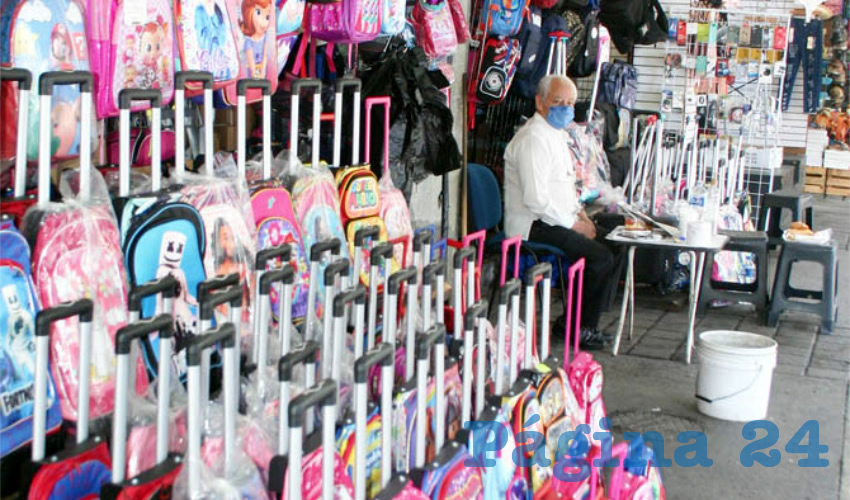 Para muchos, la nueva normalidad impuesta en las aulas es un adelanto y un beneficio; para otros, como los vendedores de mochilas, la medida de educación virtual tiene al borde de la ruina a sus negocios/Foto: Francisco Tapia