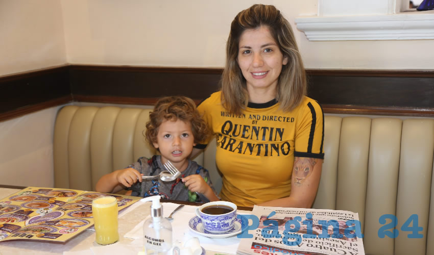 En Sanborns Francia desayunaron Sabrina Schvartz y su hijo Le&oacute;n Hern&aacute;ndez Schvartz, que nos visitan de Argentina