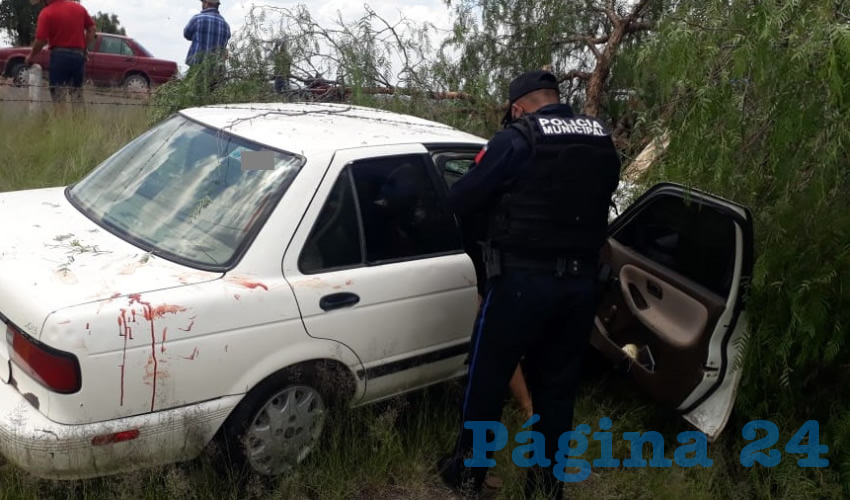 El auto Nissan Tsuru, el cual sali&oacute; de la carretera estatal 68 para estrellarse contra un &aacute;rbol