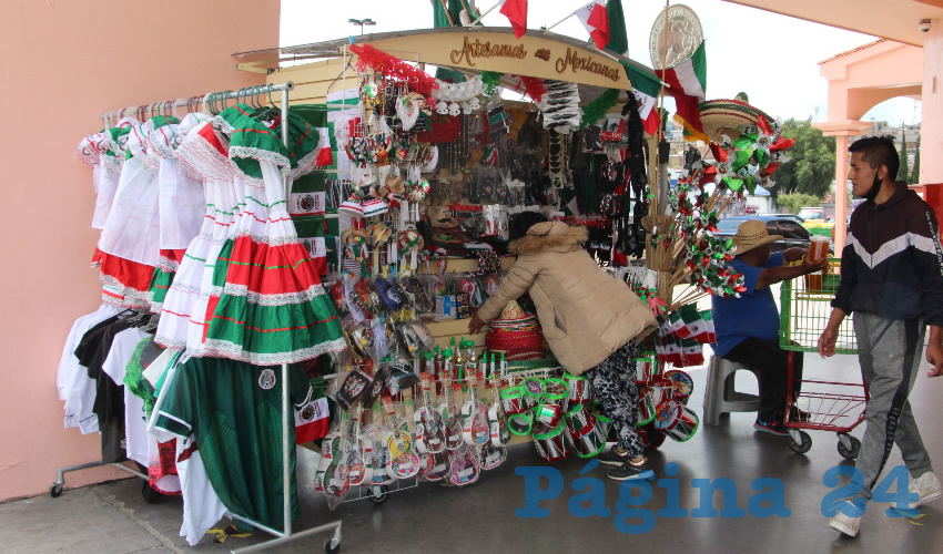 Estos vendedores ambulantes se pueden encontrar principalmente afuera de los centros comerciales y supermercados, así como en algunas de las principales calles más transitadas del Centro Histórico, ya que es en los lugares con alta concentración de paseantes y automovilistas donde venden sus productos (Foto Rocío Castro Alvarado)