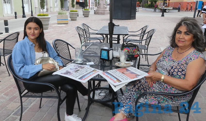 En cafeter&iacute;a Vuelo 76 departieron Alejandra Dondiego Posada y Chayito V&aacute;zquez V&aacute;zquez