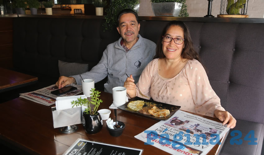 En el restaurante Dutch compartieron el primer alimento del d&iacute;a &Oacute;scar Escalera y Ana Herrera, que nos visitan de Monterrey