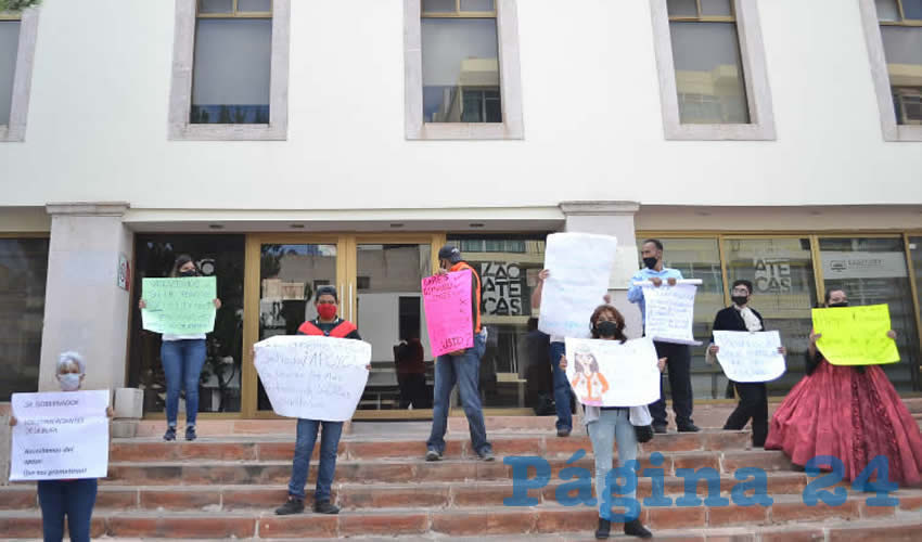 Ayer un grupo de guías turísticos y comerciantes protestaron en el Centro Histórico capitalino con la esperanza que sus demandas sean escuchadas, toda vez que no han surtido efecto las manifestaciones que han emprendido anteriormente (Foto Merari Martínez)