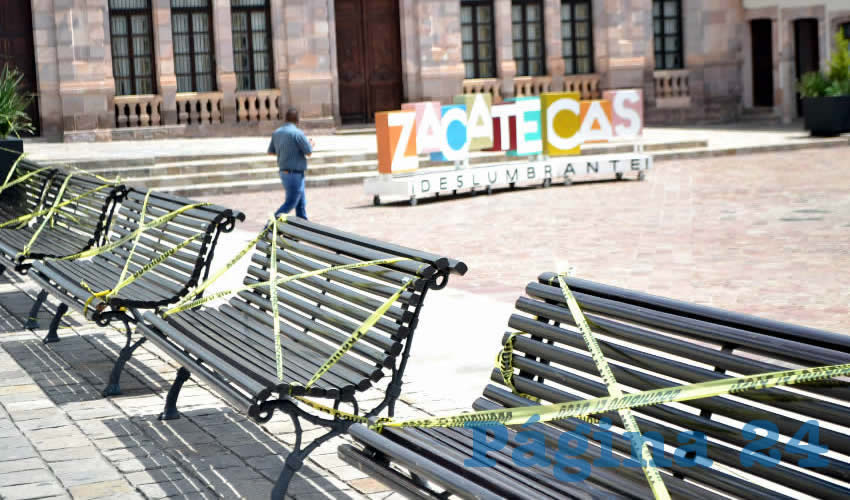 En muchos de los espacios públicos del Centro Histórico capitalino, se han vuelto a colocar las cintas amarillas que prohíben el paso o el uso de espacios en donde se solían reunir las personas, esto como medida preventiva (Foto Merari Martínez Castro)