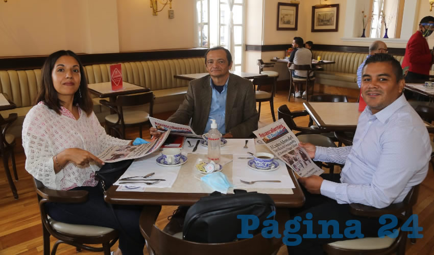 En Sanborns Francia desayunaron Patricia Quiroz Rangel, Mario Rivero C&aacute;ceres y Sergio Rea Granados