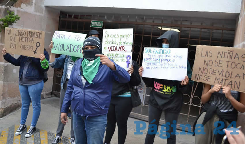 Desde las 11:00 horas de ayer, las feministas se hicieron presentes en este punto del primer cuadro de la ciudad para exigir justicia en este caso en el que consideran, reina la impunidad por parte de las autoridades que lo resuelven (Foto Merari Martínez )