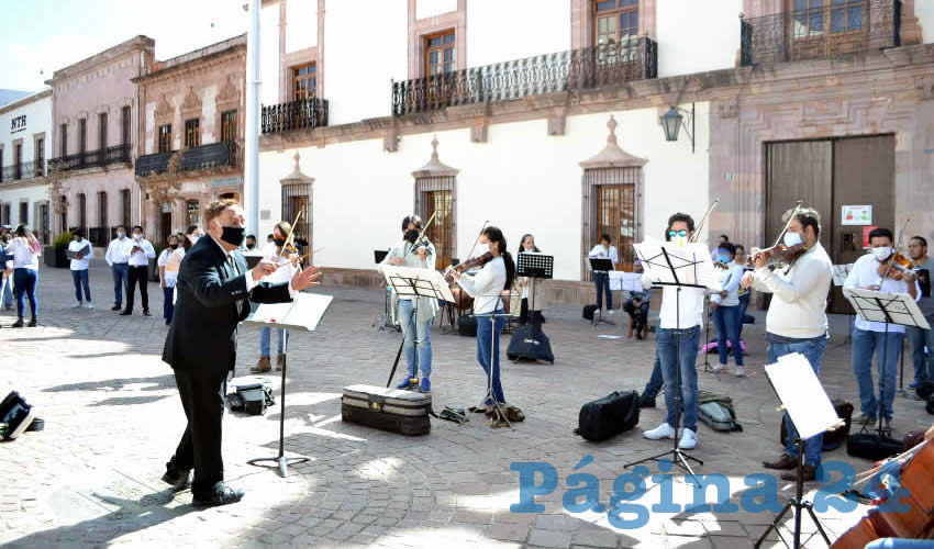 En esta protesta interpretaron una serie de melodías para reclamar un recurso que no les ha pagado la administración estatal que encabeza Alejandro Tello Cristerna (Foto Merari Martínez)