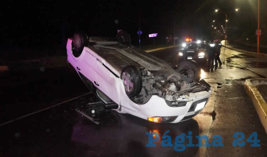 El auto Chevrolet Aveo chocó y volcó en el cruce de las avenidas Alameda y Tecnológico
