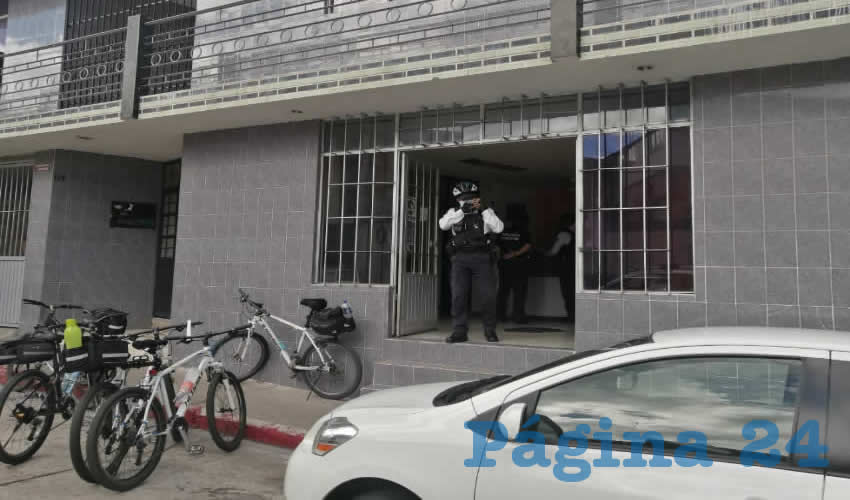 Dentro de un céntrico hotel de Aguascalientes, dos criminales tenían retenido a un joven originario de Guadalajara, a quien llevaron contra su voluntad a este sitio, desde donde hacían llamadas de extorsión a familiares/Fotos: Especial