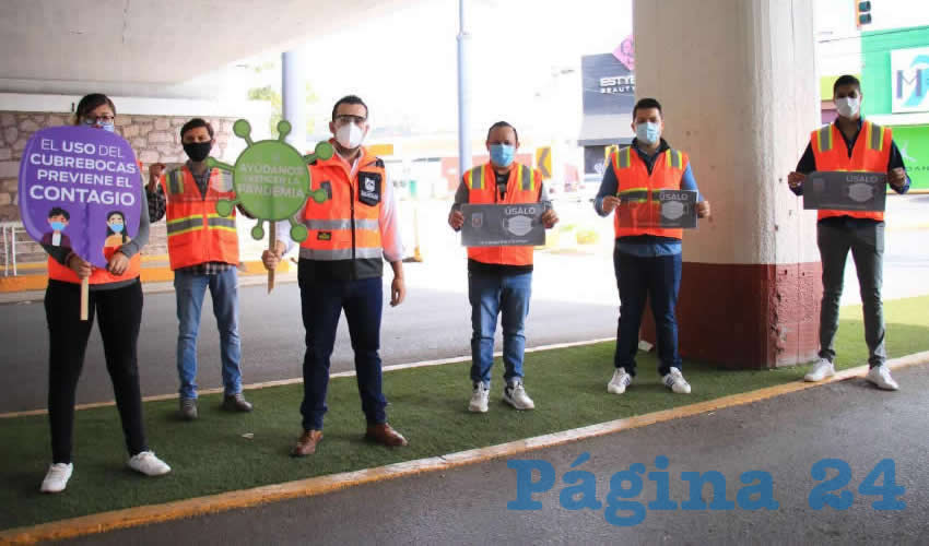 En coordinación con los jóvenes del Departamento de la Juventud del municipio, el primer edil repartió cubrebocas y adheribles de la campaña a manera de concientizacion respecto al uso de esta herramienta a la que calificó como “indispensable para la protección de la ciudadanía durante la contingencia”.