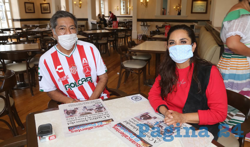 Gerardo Jaimes Matla y Lilia Fuentes Cuellar compartieron el primer alimento de la ma&ntilde;ana en Sanborns Francia