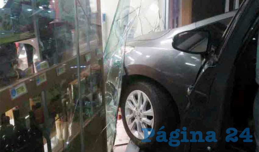 El auto Honda Fit se estrell&oacute; contra un ventanal de Farmacias Guadalajara, en bulevar Luis Donaldo Colosio