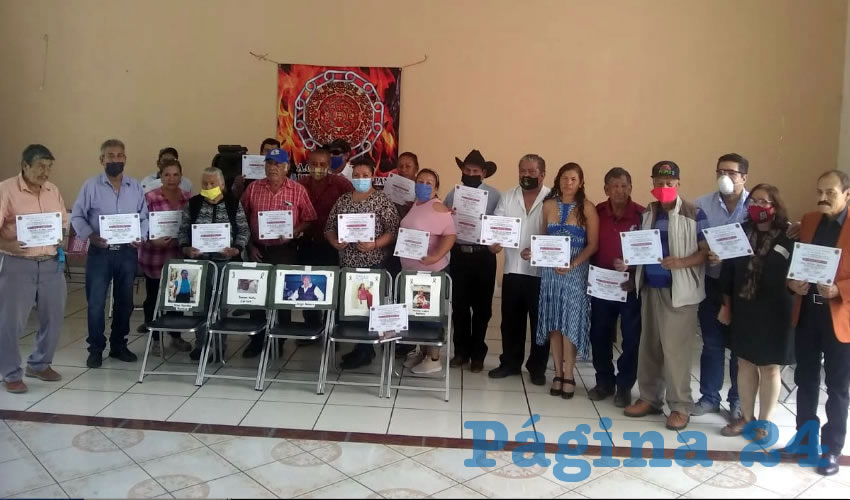 Tras conformar el frente común, líderes vecinas y presidentes de organizaciones ciudadanas, en conjunto con la OMU, entregaron reconocimientos a la lucha social a dirigentes de colonias como Villas de Guadalupe, La Martinica, La Coronilla, La Constitución y Nextipac/Foto: Francisco Tapia