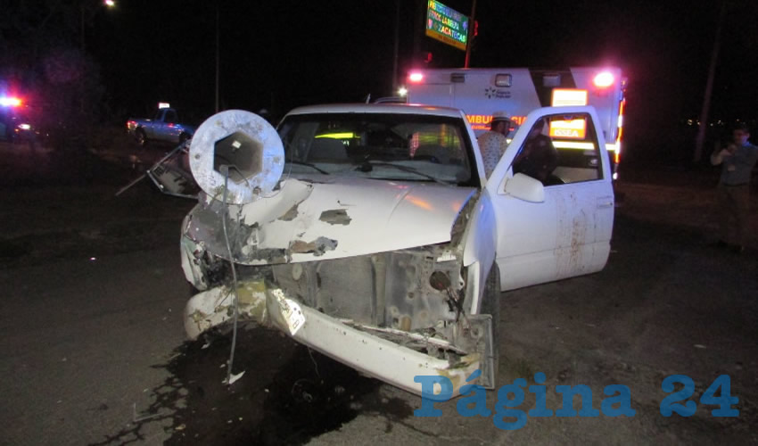 El poste cayó en el lado derecho de la camioneta Chevrolet, afectado a la copiloto, una adolescente de 17 años de edad